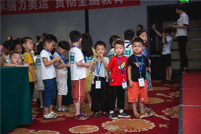 中国脑力王分赛区的选手们准备入场考试