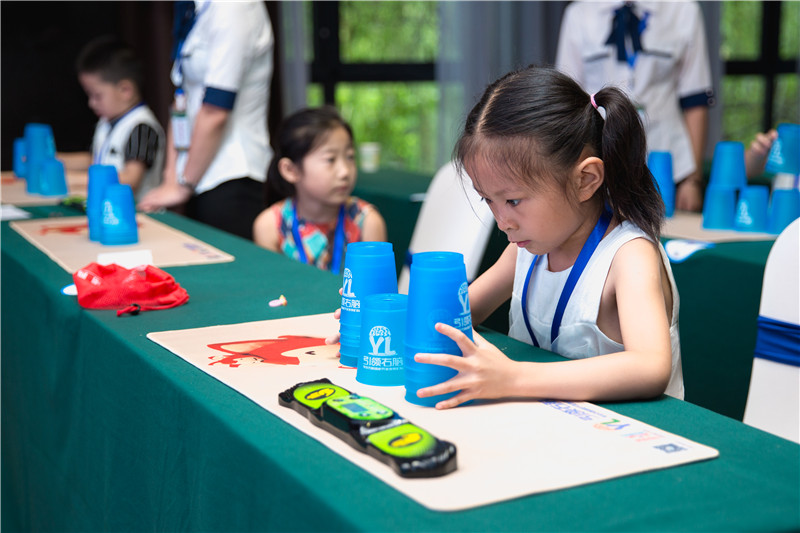 中国脑力王分赛区的选手们做智能玩具题